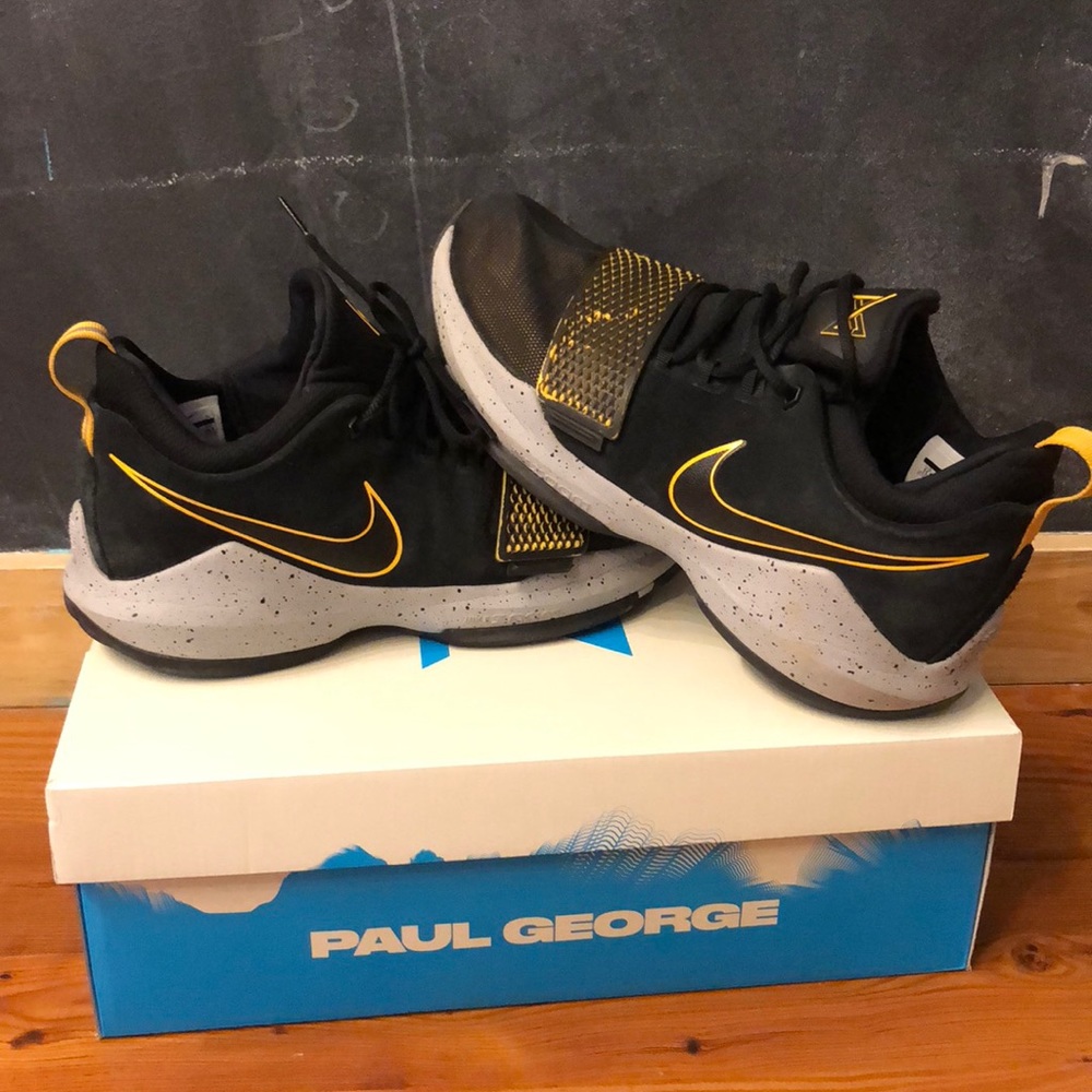 🔥 PG 1 Basketball Shoes Blk&Y 🔥 w original box